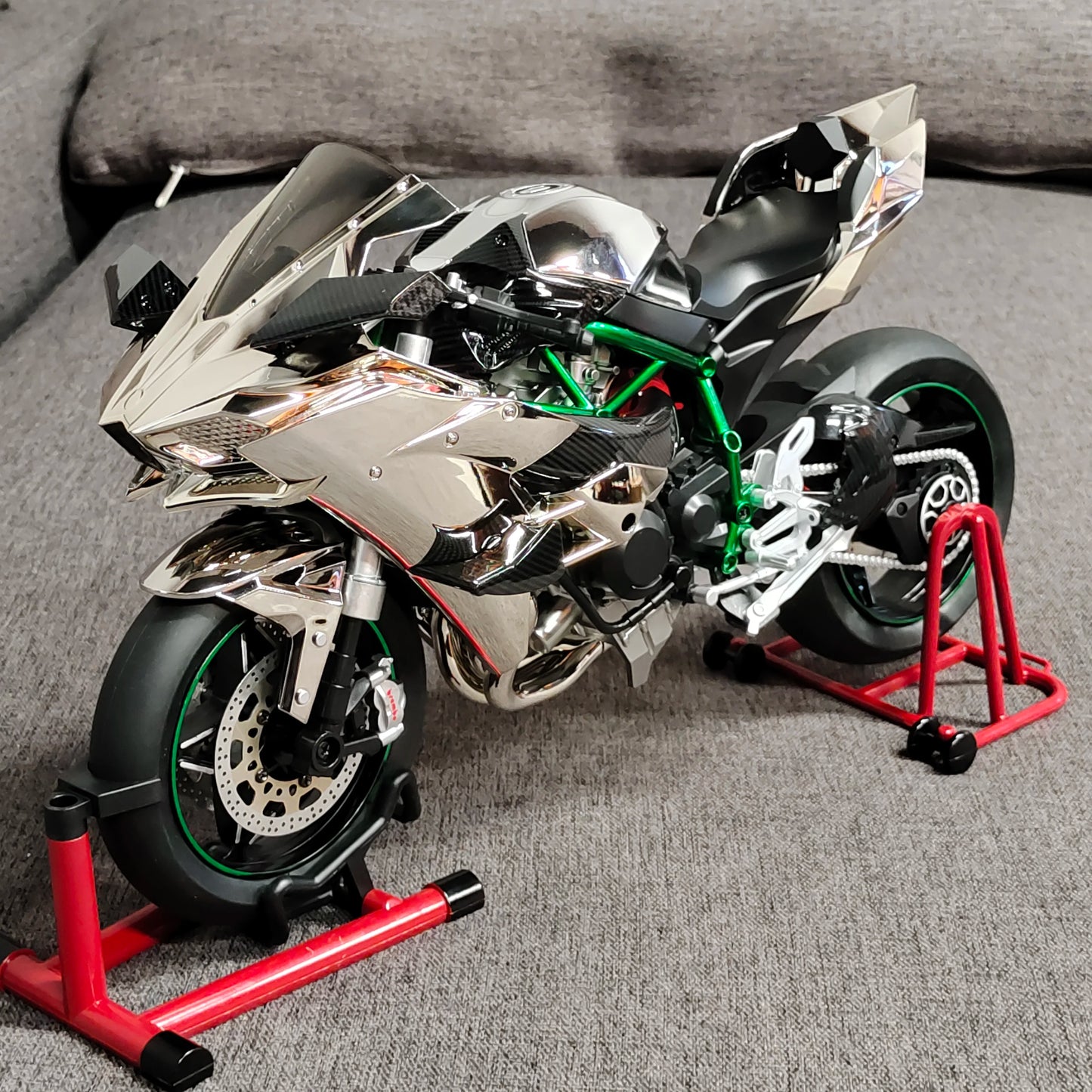 1:6 Scale Superbike Replica with Exhaust Smoke & Engine Sound