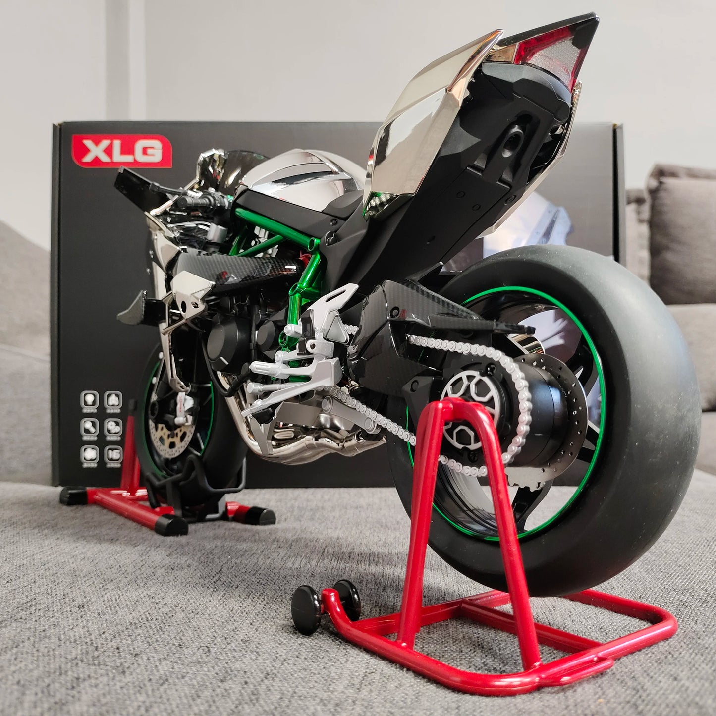 1:6 Scale Superbike Replica with Exhaust Smoke & Engine Sound