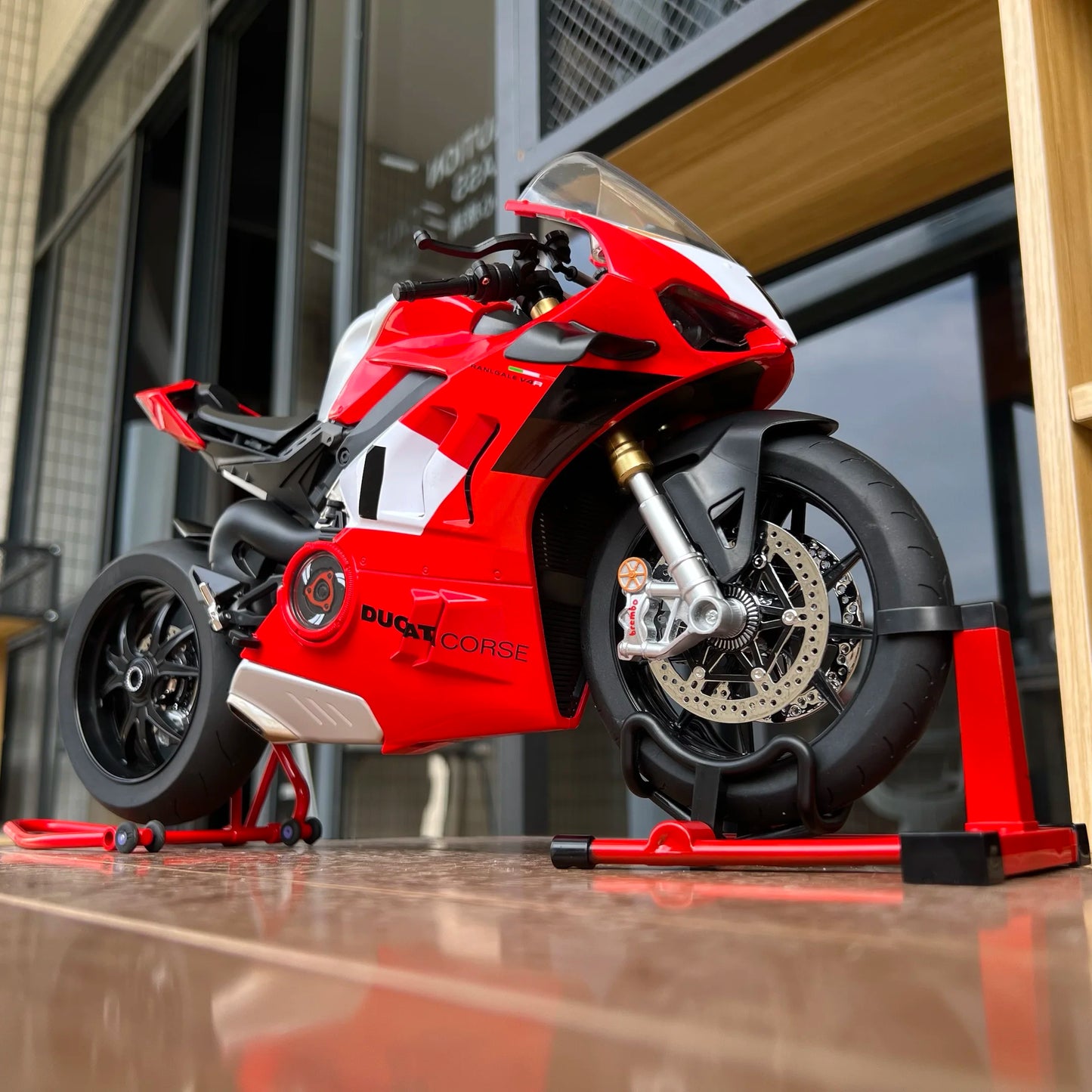 1:6 Scale Superbike Replica with Exhaust Smoke & Engine Sound