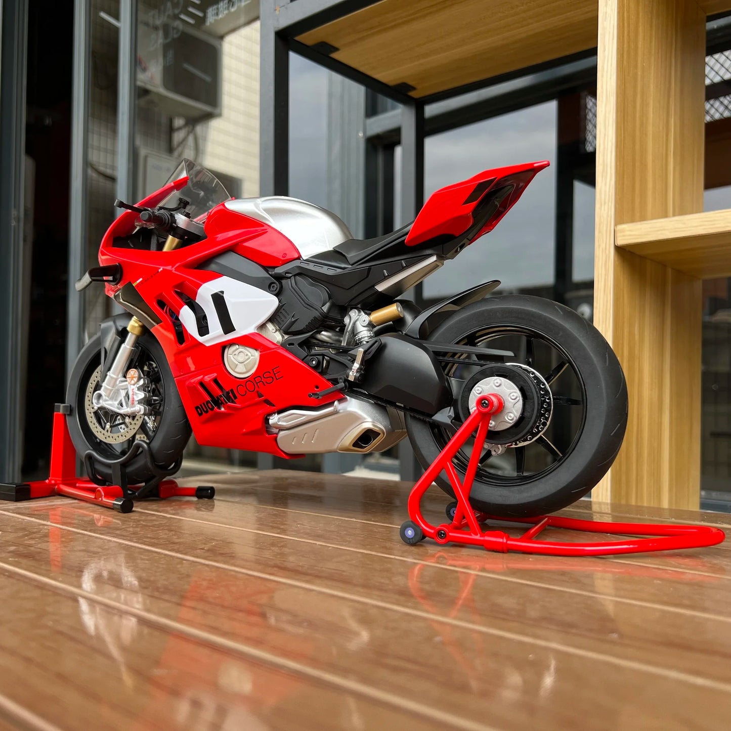 1:6 Scale Superbike Replica with Exhaust Smoke & Engine Sound