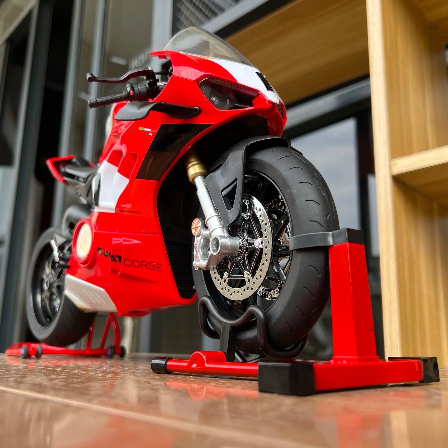 1:6 Scale Superbike Replica with Exhaust Smoke & Engine Sound