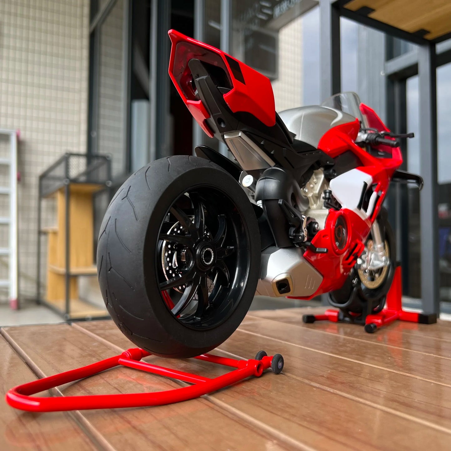 1:6 Scale Superbike Replica with Exhaust Smoke & Engine Sound